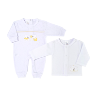 Primera muda boo-boo con decorados amarillos