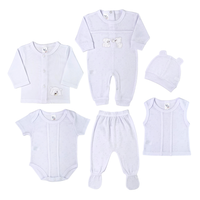 Primera muda boo-boo con decorados blancos